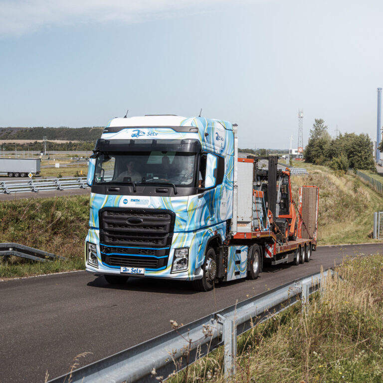 SeLv-Truck zieht schwere Ladung bergauf