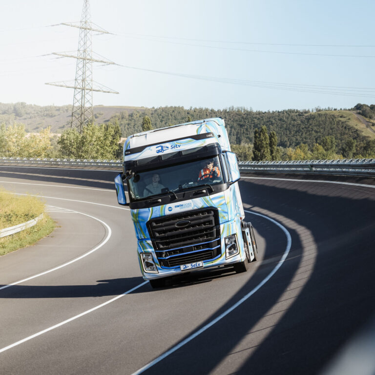 SeLv-Truck fährt beim Testfahrt durch Steilkurve